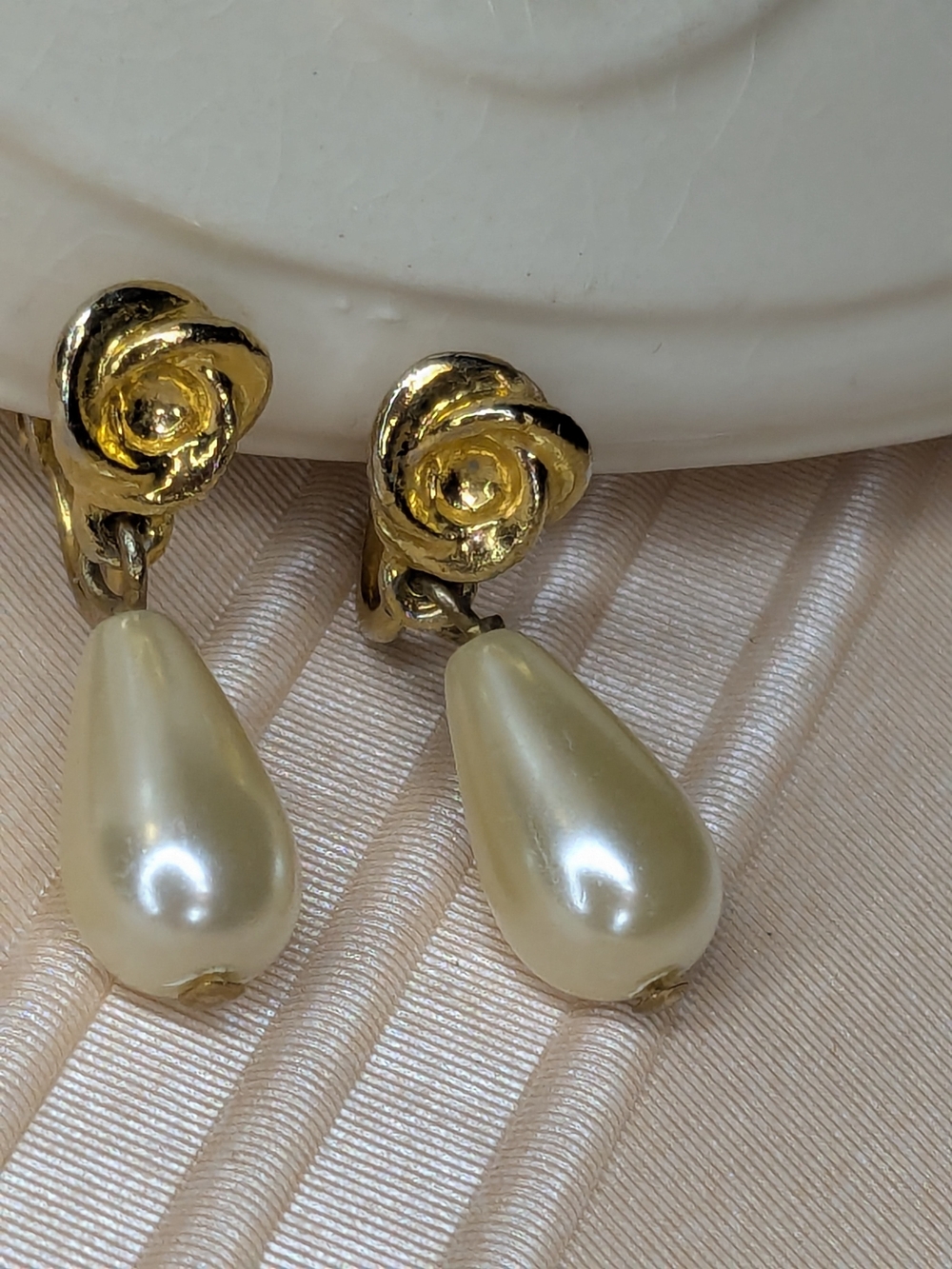 Vintage Pearl Drop Earrings Gold Rose Baroque Clip-on Mid Century - Picture 3 of 8